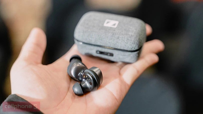 tai nghe sennheiser momentum true wireless 3 và hộp sạc màu đen trên mặt bàn