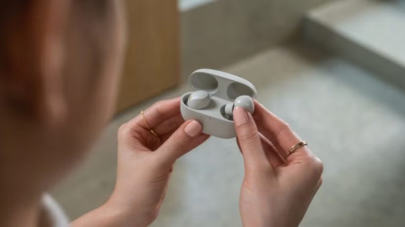 Tai nghe Sony WF-1000XM5 cao cấp đang được sử dụng, minh họa việc điều khiển cuộc gọi Zalo bằng tai nghe Bluetooth