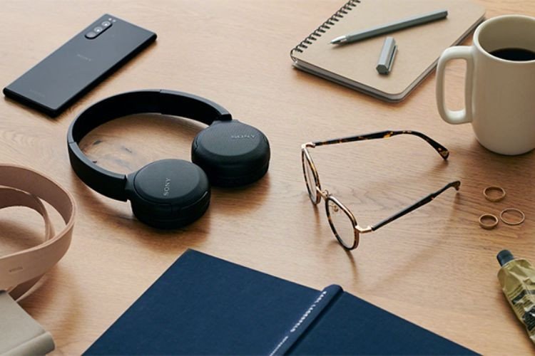 Tai nghe Sony WH-1000XM màu be sang trọng, nổi bật trong top thương hiệu tai nghe Bluetooth