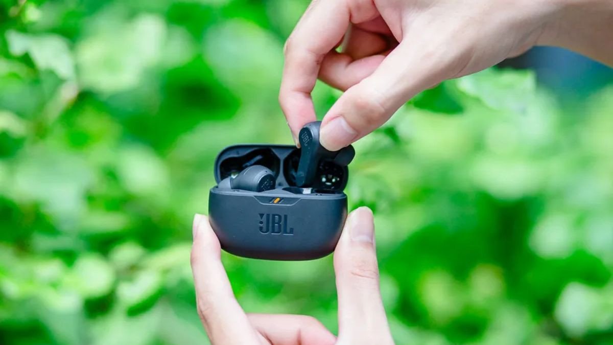 Tai nghe True Wireless JBL Wave Beam màu đen, thiết kế nhỏ gọn