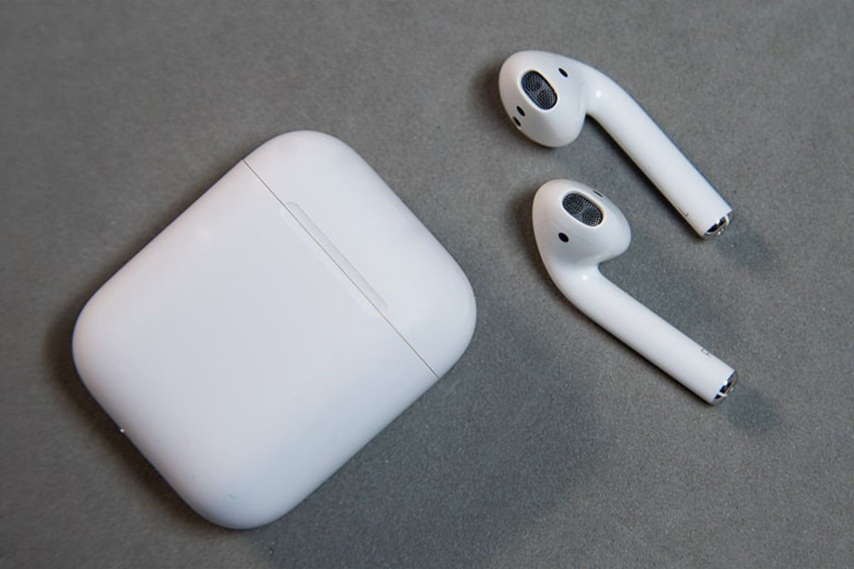 Thao tác đặt lại AirPod vào hộp sạc để khắc phục lỗi kết nối