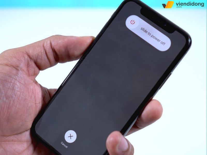 Thao tác tắt nguồn iPhone để khởi động lại