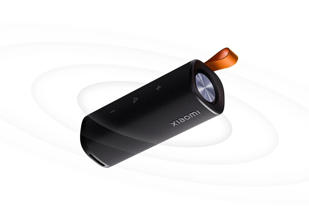 Thiết kế loa Bluetooth Xiaomi Sound Outdoor với phối màu cam và đen năng động, thể hiện sự cá tính.