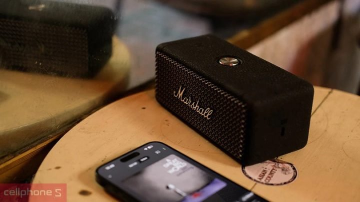 Thiết kế nhỏ gọn, cá tính của loa di động Marshall Emberton II với logo Marshall