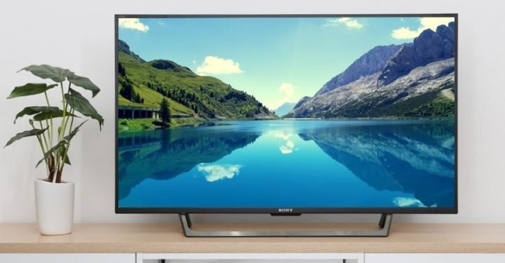 Tivi Sony bị chuyển sang chế độ tai nghe và một người dùng đang kiểm tra cổng kết nối