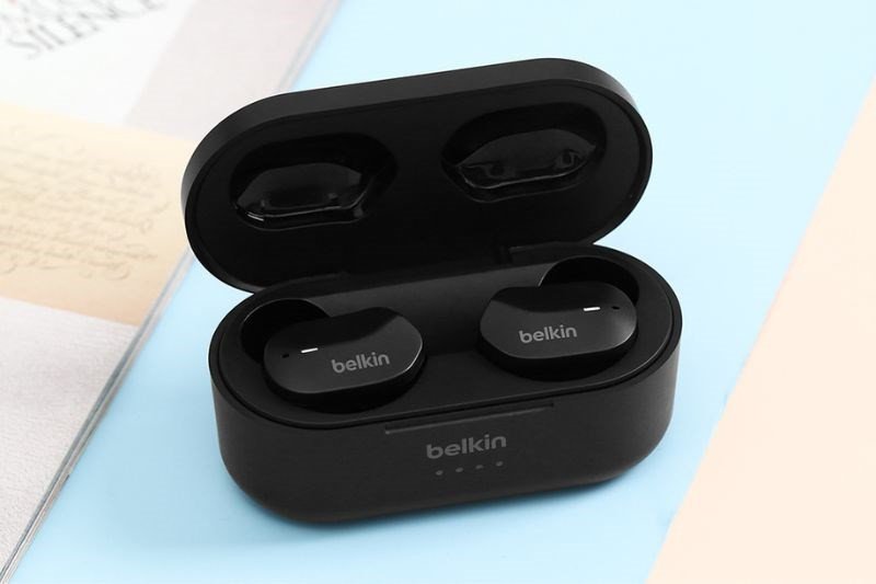 Vẻ sang trọng của tai nghe Belkin với hộp sạc và thiết kế tối giản