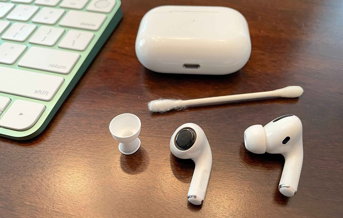 Vệ sinh Airpod để giải quyết vấn đề 1 bên tai nghe không sạc được