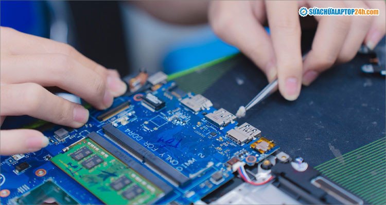 Vệ sinh cổng kết nối tai nghe có dây trên laptop Dell