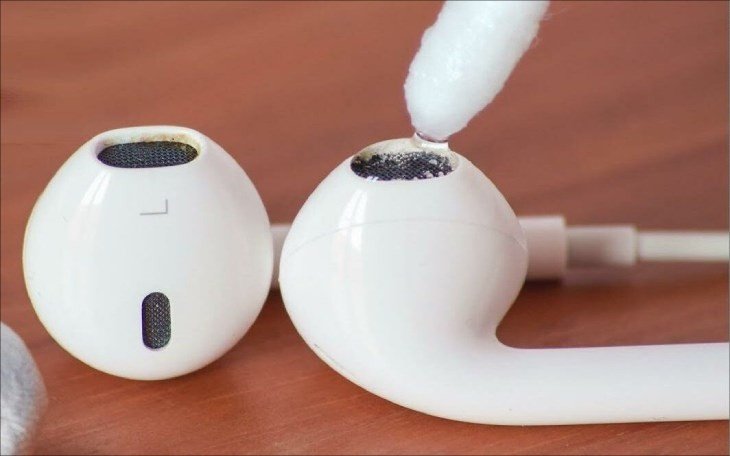 Vệ sinh cổng sạc tai nghe Bluetooth để tránh lỗi không lên nguồn
