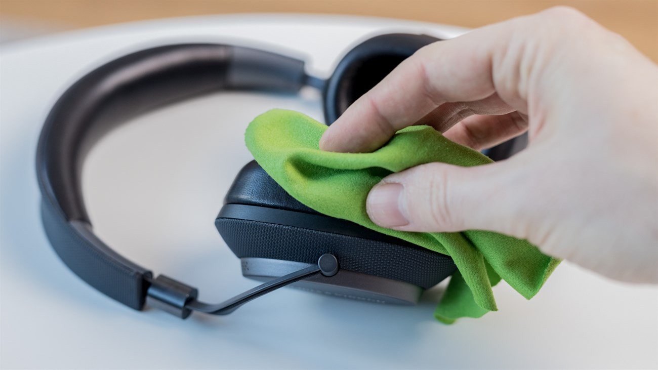 Vệ sinh đệm tai nghe Headphone bằng khăn ẩm