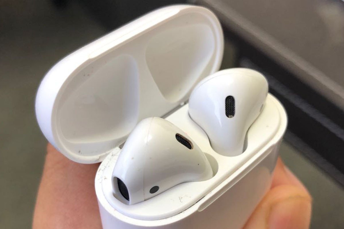 Vệ sinh tai nghe kỹ lưỡng khi AirPod bị mất tiếng một bên