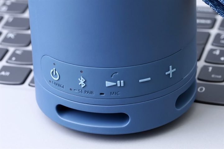 Vị trí đèn báo sạc trên loa Bluetooth Sony SRS-XB13 cho biết cách nhận biết loa bluetooth đầy pin