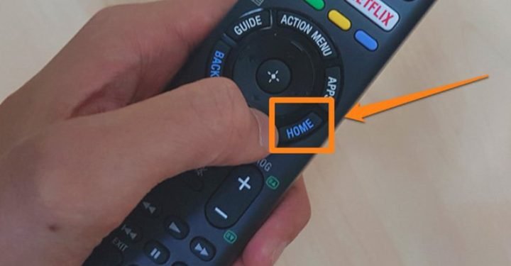 Ấn nút HOME trên điều khiển tivi để vào giao diện chính