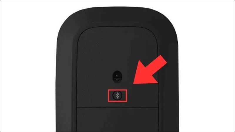 Bật nguồn chuột Microsoft để chuẩn bị kết nối chuột bluetooth với macbook