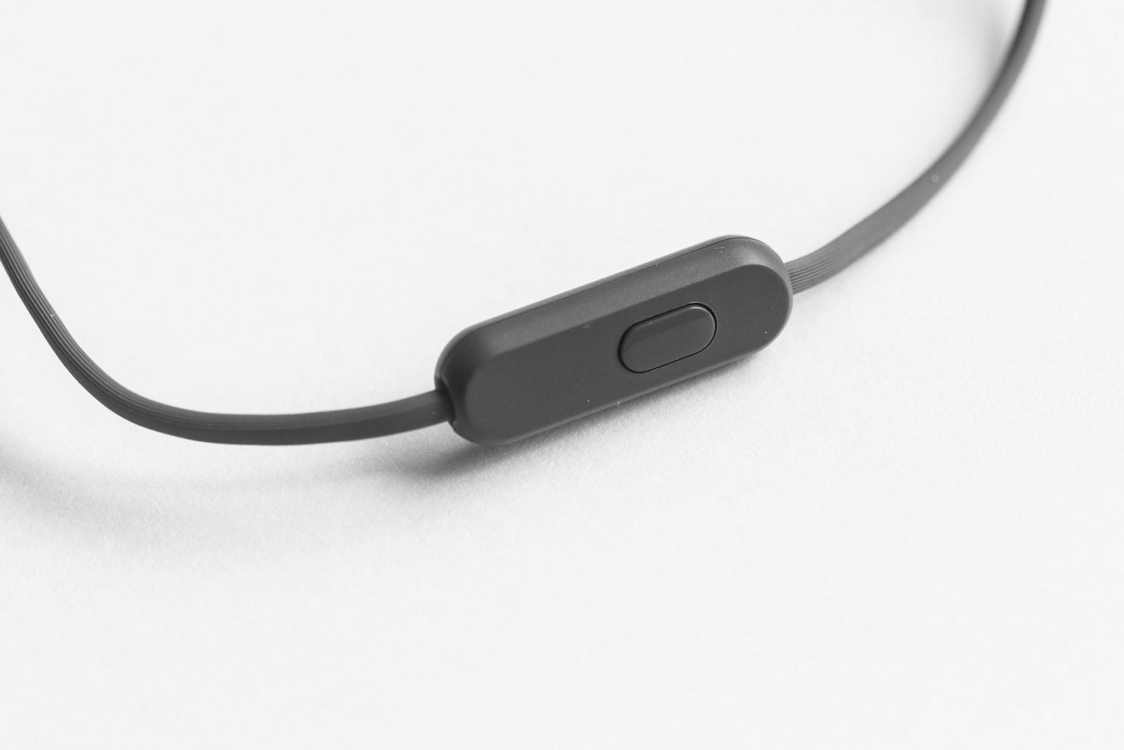 Bộ điều khiển và micro tích hợp trên dây tai nghe Sony Extra Bass