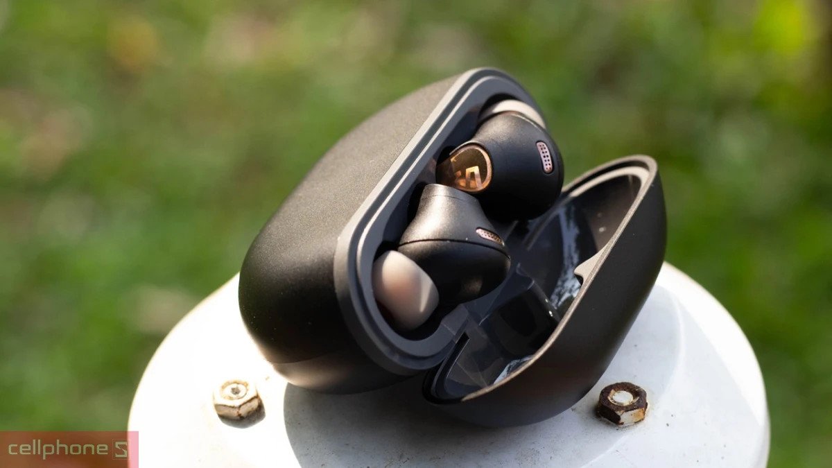 Bộ tai nghe bluetooth Soundpeats earbuds với hộp sạc tiện lợi, pin bền bỉ