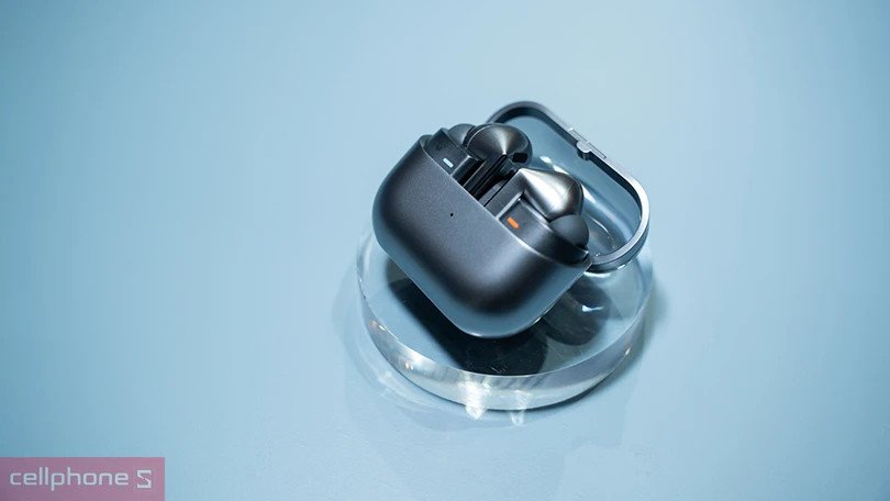 các phiên bản màu sắc của tai nghe Samsung Galaxy Buds 3 trên hộp sạc