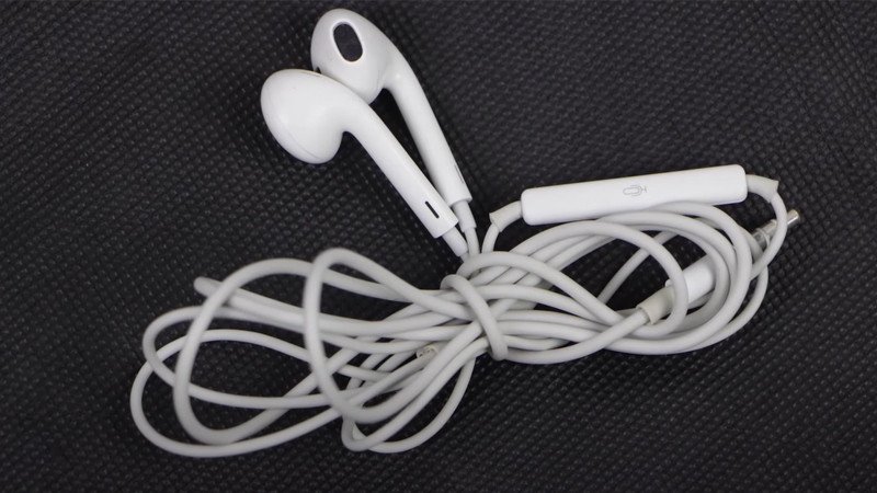 Cách quấn dây quấn tai nghe hình số 8