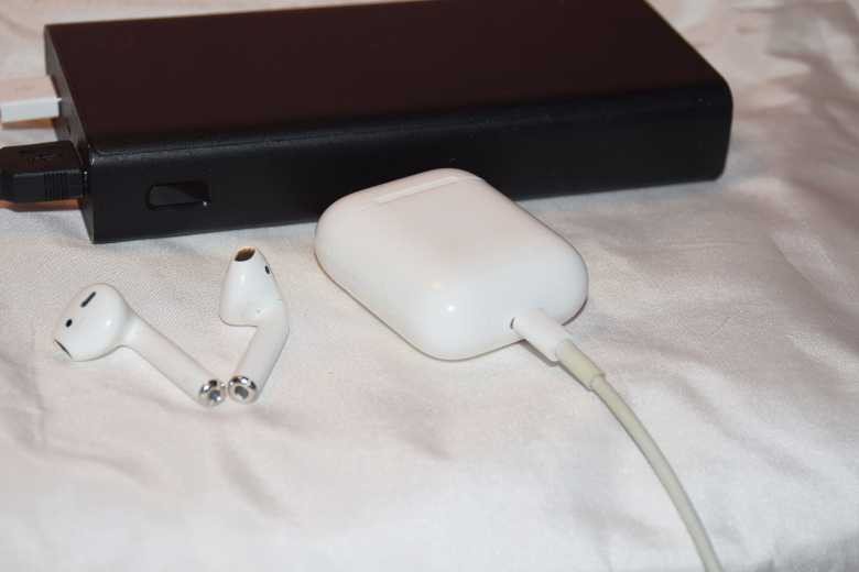 cách sạc tai nghe bluetooth khi mất hộp sạc - cổng sạc Lightning cho tai nghe AirPods
