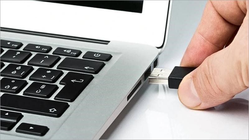 Cắm đầu thu USB của chuột không dây vào MacBook để kết nối