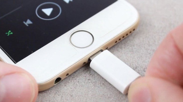 Cắm lại tai nghe để thoát chế độ tai nghe iPhone
