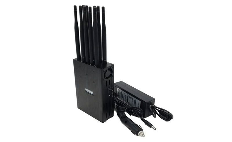 Cận cảnh các linh kiện bên trong máy gây nhiễu sóng âm thanh, cho thấy cấu tạo phức tạp của bo mạch và ăng-ten.