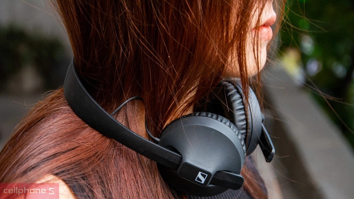 Cận cảnh loa của một chiếc tai nghe Sennheiser, thể hiện chi tiết kỹ thuật và chất lượng âm thanh