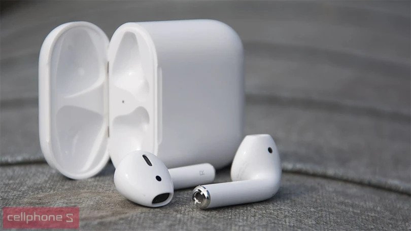 Cận cảnh tai nghe Apple AirPods 2 trắng tinh khôi, thể hiện giá trị sản phẩm.