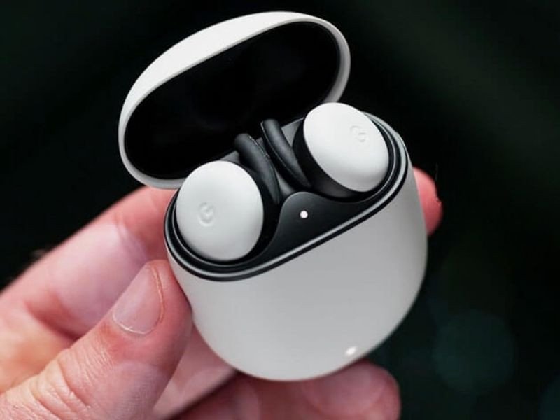 Cận cảnh tai nghe phiên dịch Google Pixel Buds với thiết kế hiện đại, thể hiện khả năng dịch thuật tiên tiến.