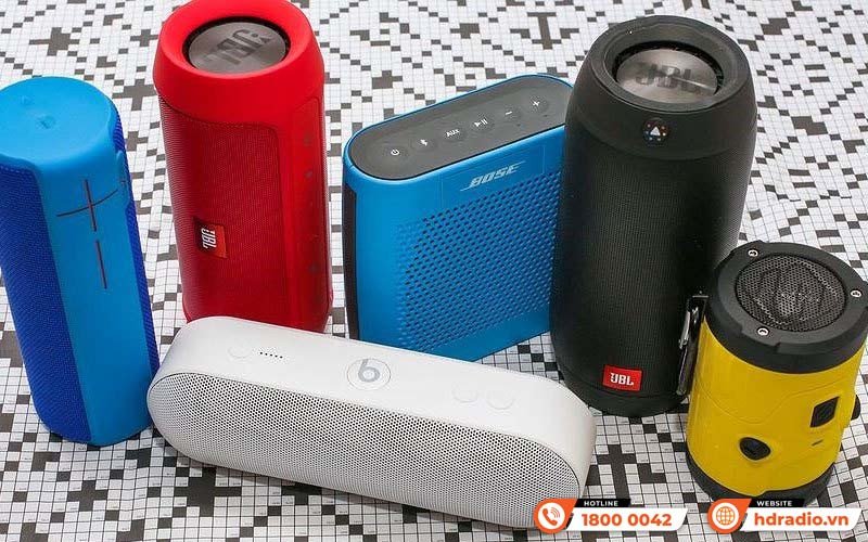 Cặp loa Bluetooth của cùng một thương hiệu, sẵn sàng để ghép nối đôi và phát nhạc.