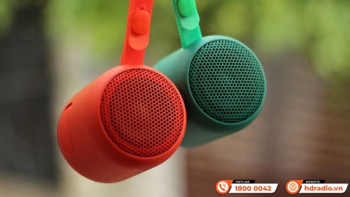 Điện thoại đang kết nối với hai loa Bluetooth, minh họa khả năng phát 2 loa bluetooth cùng lúc.