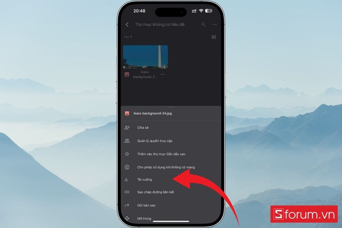 Điện thoại iPhone đang tải ảnh từ Google Drive về máy