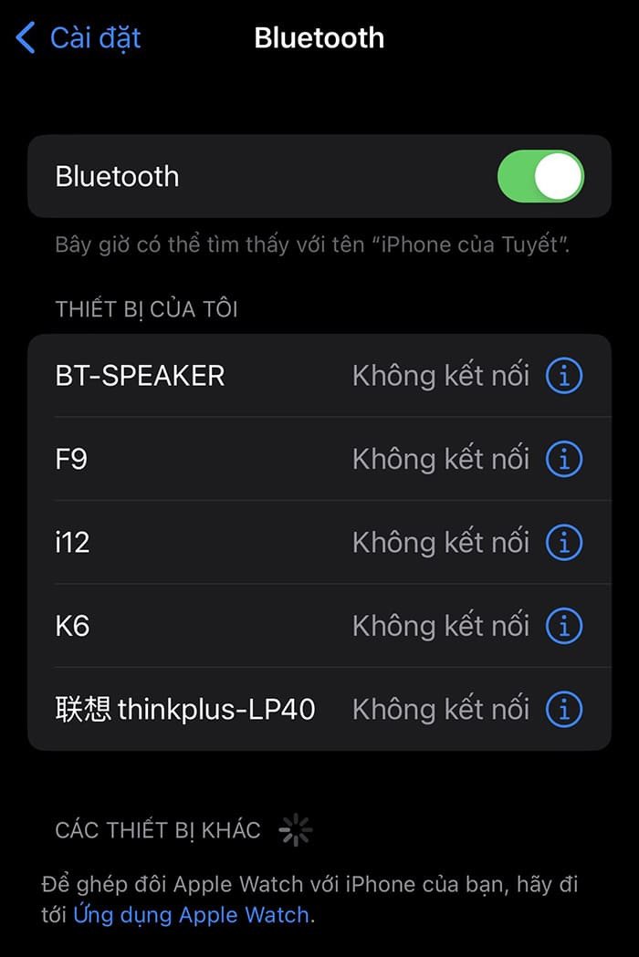 Điện thoại thông minh kết nối với loa kéo Bluetooth, minh họa cách sử dụng app phá sóng Bluetooth từ xa.