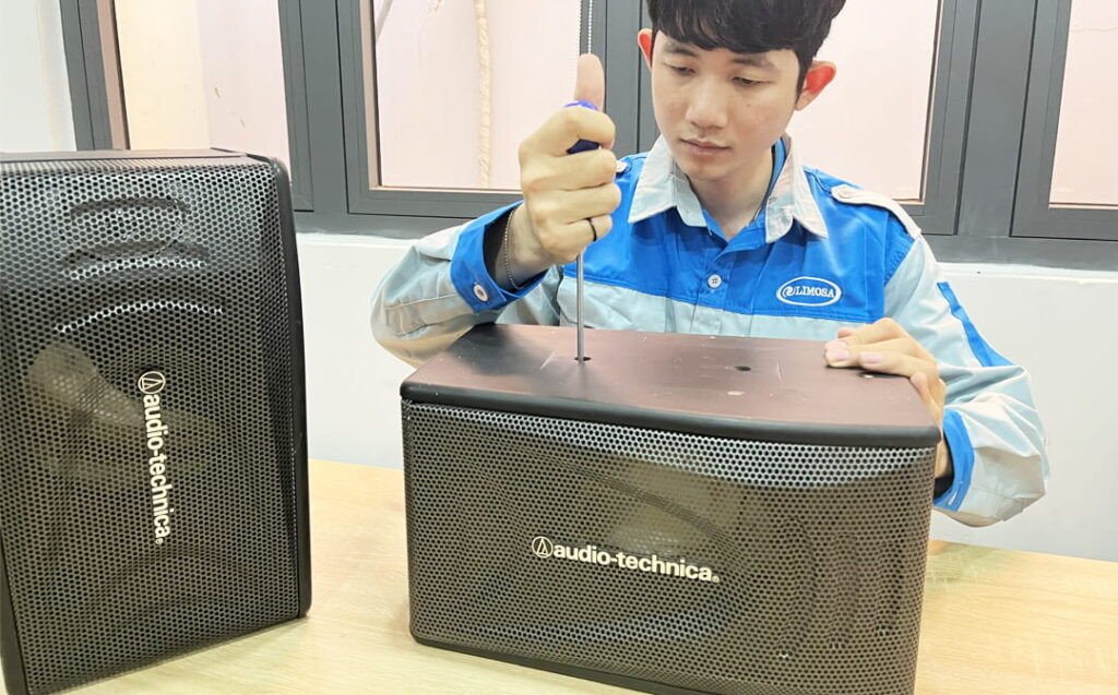 Dụng cụ chuyên dụng để sửa chữa các linh kiện loa bluetooth nhỏ