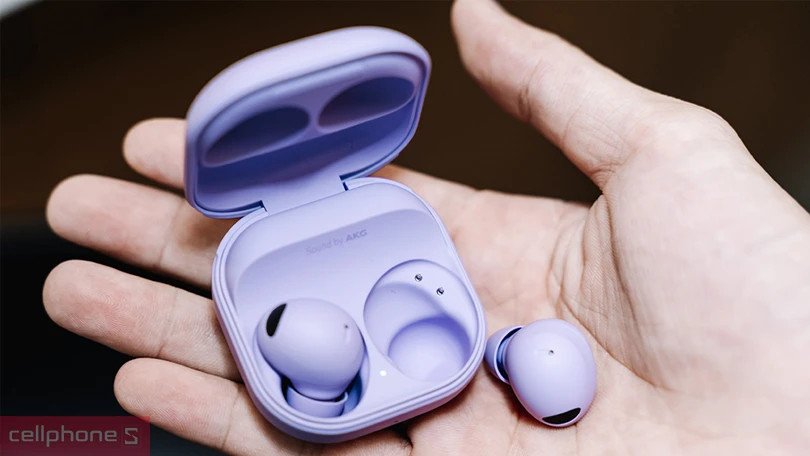 Galaxy Buds 2 Pro và hộp sạc, minh họa chất âm cải tiến cùng công nghệ khử ồn.