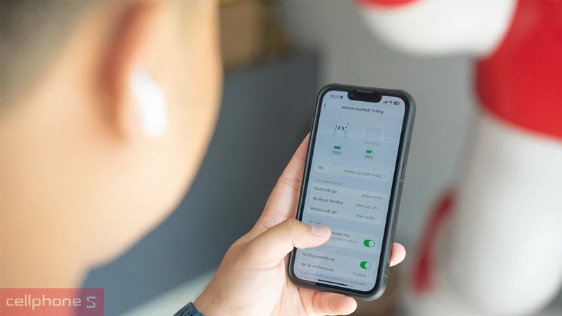 Hệ sinh thái Apple với iPhone, iPad và tai nghe AirPods Pro 4 hoạt động đồng bộ