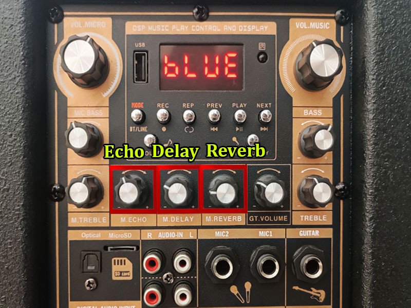 Hình ảnh chi tiết các nút điều chỉnh Echo và Delay trên loa