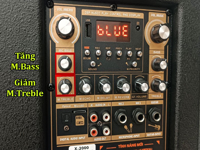 Hình ảnh minh họa cách điều chỉnh âm thanh micro trên loa karaoke