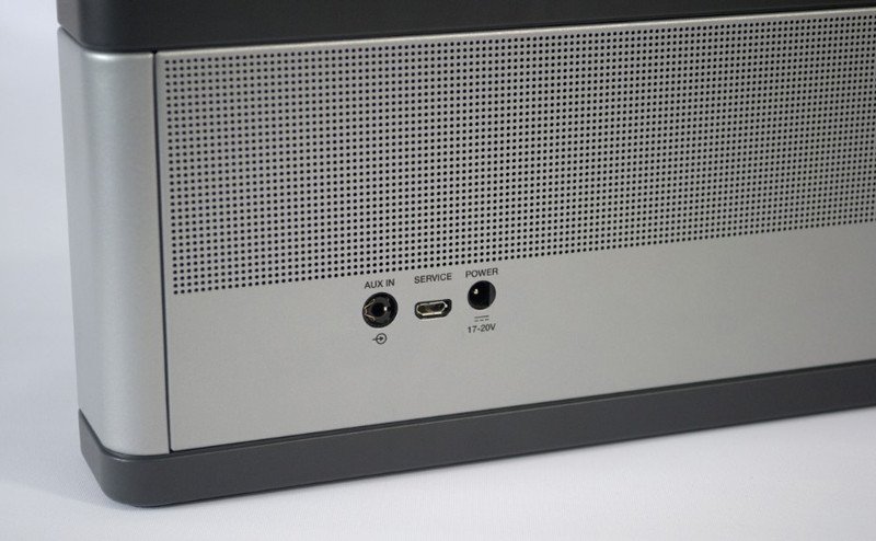 Hình ảnh minh họa cổng AUX trên loa Bluetooth Bose cho mục đích phát nhạc