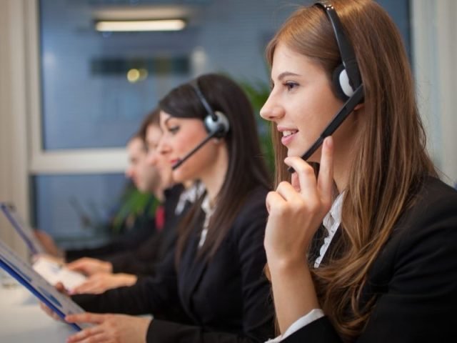 Hình ảnh minh họa tai nghe phiên dịch trực tiếp hoạt động, cho thấy sự tiện lợi của thiết bị dịch ngôn ngữ.