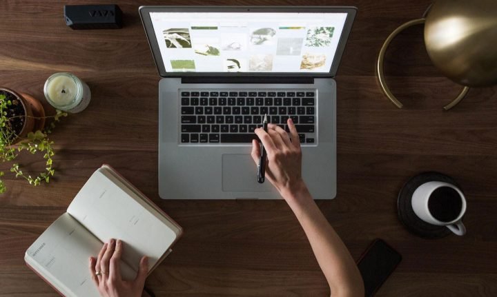 Hình ảnh mô tả một giao diện website công nghệ hiện đại, tối ưu cho thiết bị di động, liên quan đến thiết kế website tại Nghệ An