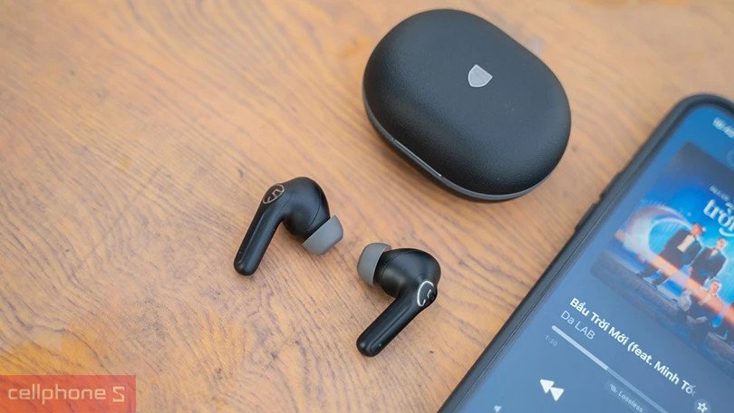 Hộp sạc nhỏ gọn của tai nghe bluetooth Soundpeats T3 Pro và thời lượng pin ấn tượng