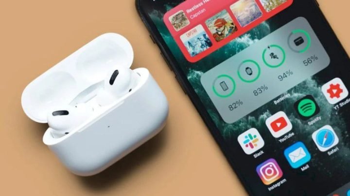 Hộp sạc tai nghe AirPods đang được sạc, minh họa tầm quan trọng của pin đối với thiết bị không dây