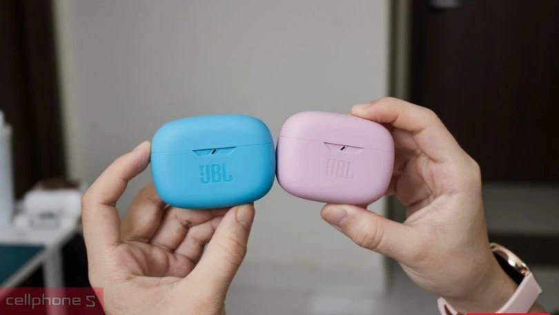 Hộp sạc và tai nghe JBL Wave Beam 2 cho thời lượng pin 40 giờ