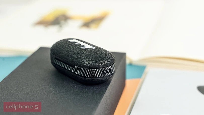 Hộp sạc và tai nghe Marshall Mode II với khả năng chống nước IPX5