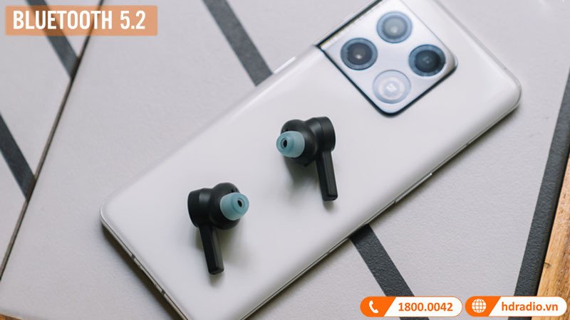 Hộp sạc và tai nghe true wireless B&amp;O Beoplay EQ màu đen thanh lịch