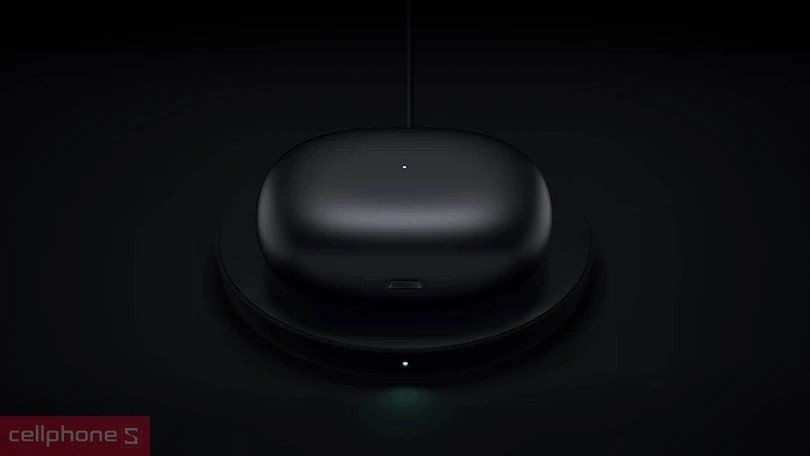 Hộp sạc và tai nghe Xiaomi Buds 3 màu trắng, thể hiện thời lượng pin ấn tượng