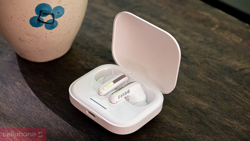 Hộp sạc và thời lượng pin ấn tượng của tai nghe Redmi Buds 5