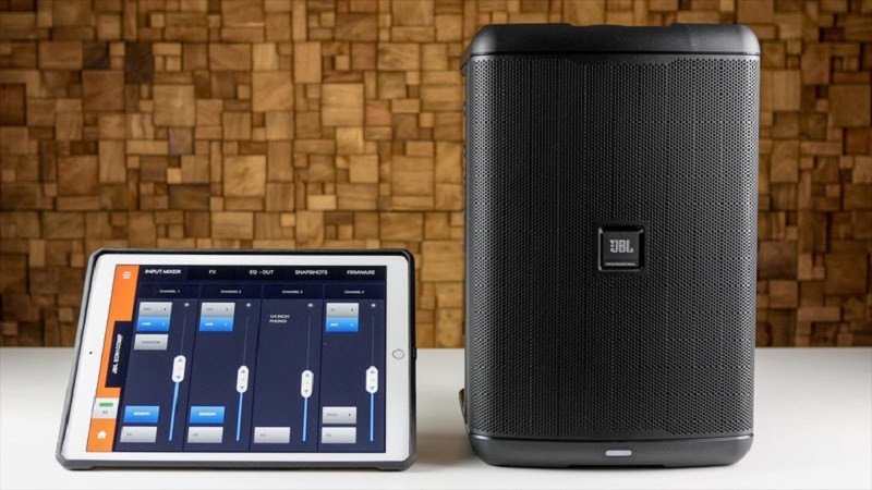 JBL EON ONE Compact, loa bluetooth di động với âm thanh chuyên nghiệp và bass mạnh.