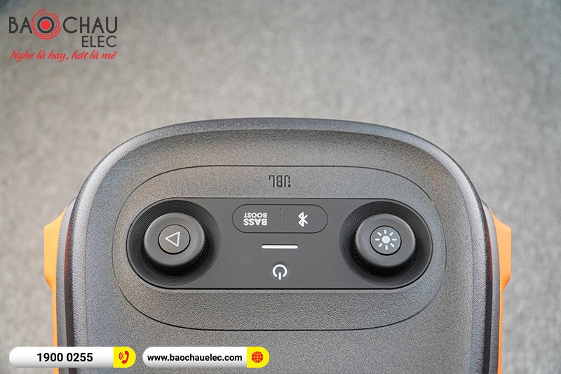 JBL PartyBox 110 được thiết kế chắc chắn với tay cầm tiện lợi để di chuyển
